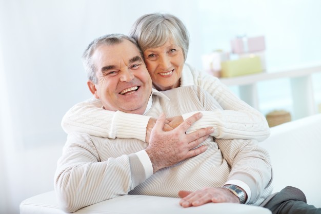 Cómo la risa ayuda a las personas mayores a mantener una buena salud, buen ánimo